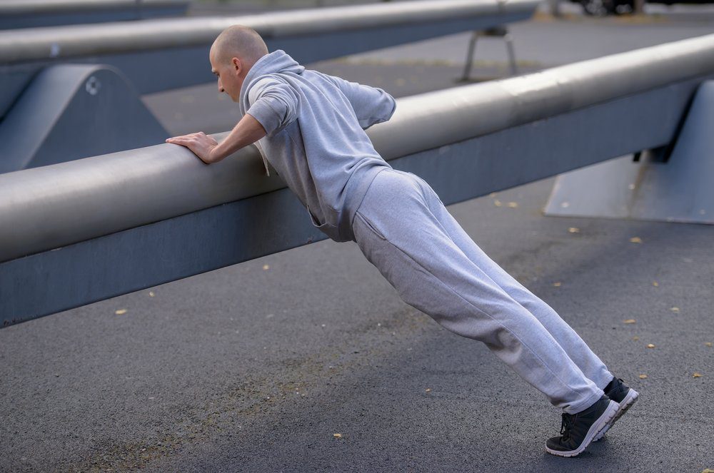 Explosive Incline Push-UpRutina para quemar 1000 calorías y estar listo para el verano