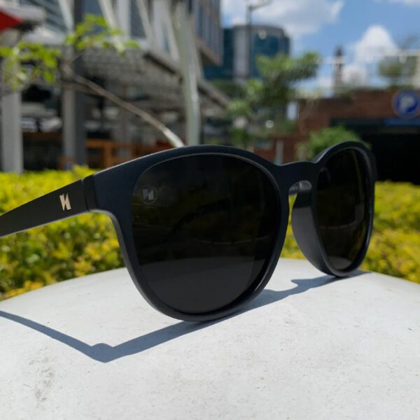 lentes negro estilo back in black marca holler cl sico 143485 244966 2